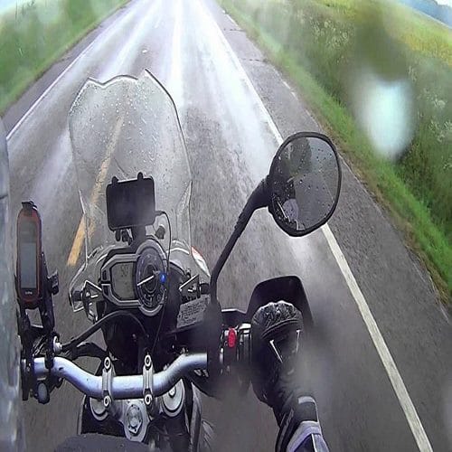 Moto en la lluvia