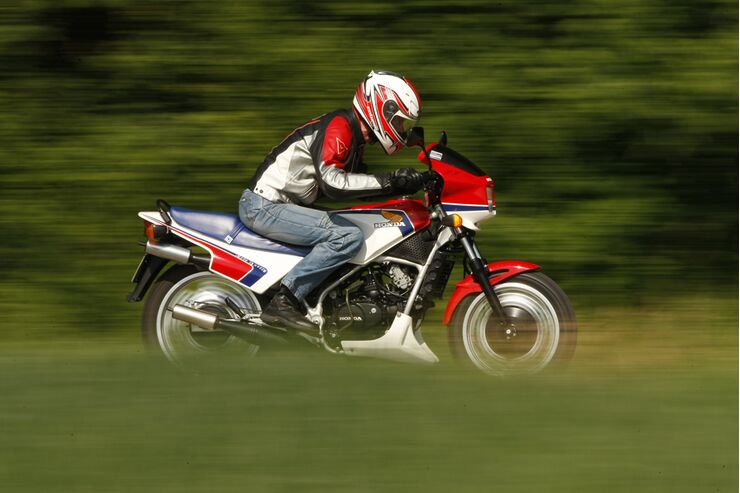 En movimiento con la Honda MVX 250 F.