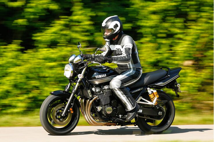 Revisión: Yamaha XJR 1300 |