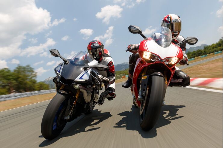 Ducati Panigale R y Yamaha YZF-R1M en la prueba de pista