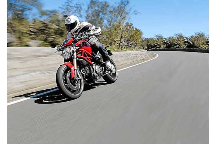 La moto desnuda Ducati Monster EVO 1100 en la prueba