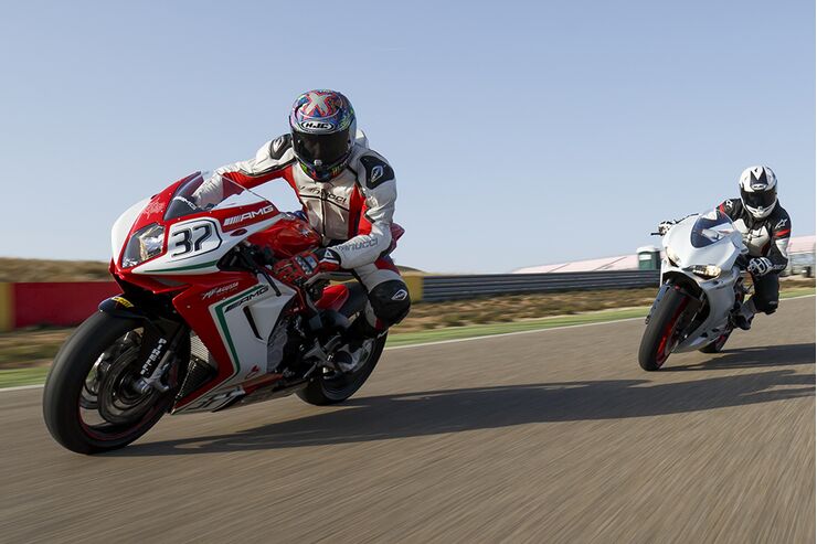 Ducati 959 Panigale y MV Agusta F3 800 RC en la prueba de comparación