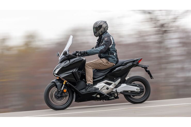 Prueba Honda Forza 750: Más moto que scooter