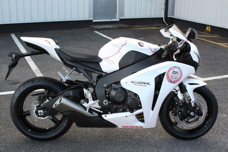 Honda CBR 1000RR Fireblade / C-ABS TT Tribute (2010) especificaciones técnicas